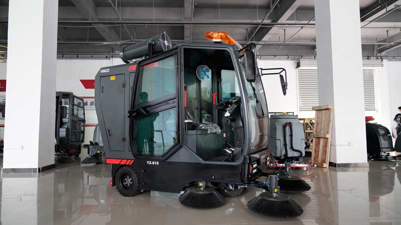 一臺(tái)小型清掃車(chē)大概多少錢(qián)？都有哪些功能？