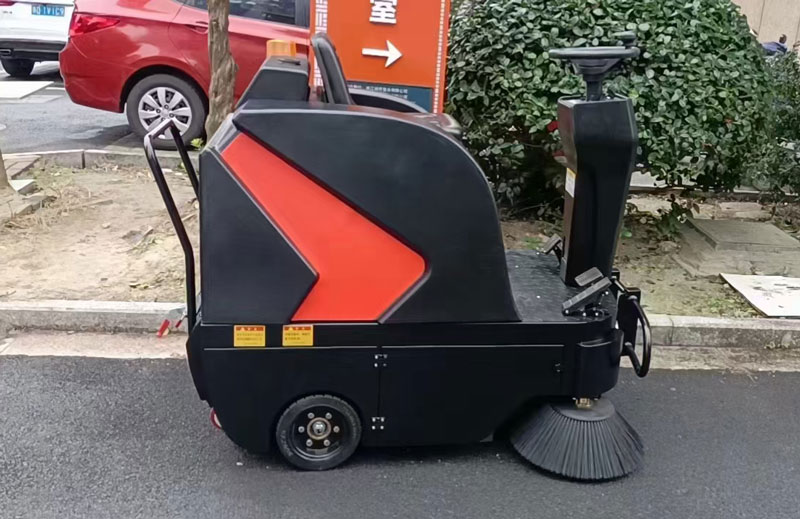 小型掃地車(chē)多少錢(qián)一臺(tái)