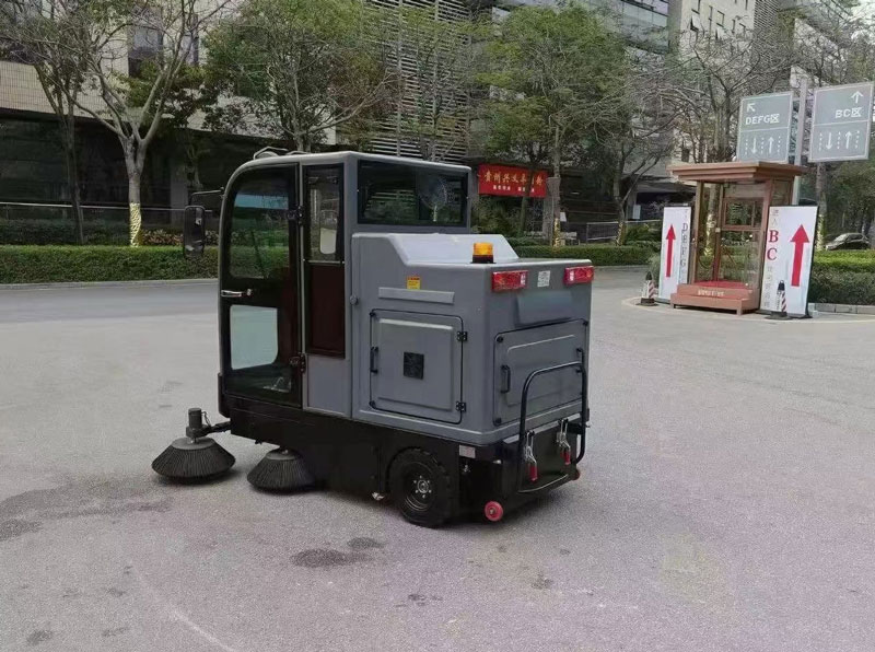 環(huán)衛(wèi)小型道路清掃車(chē)多少錢(qián)一輛