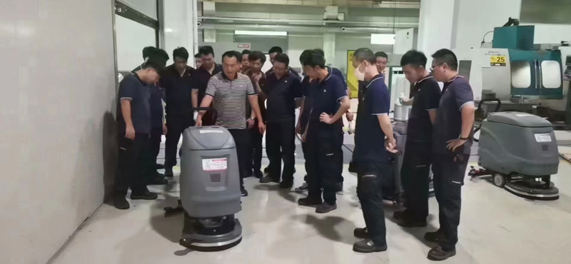 洗地機(jī)買(mǎi)家指南：手推式洗地機(jī)還是駕駛式洗地機(jī)