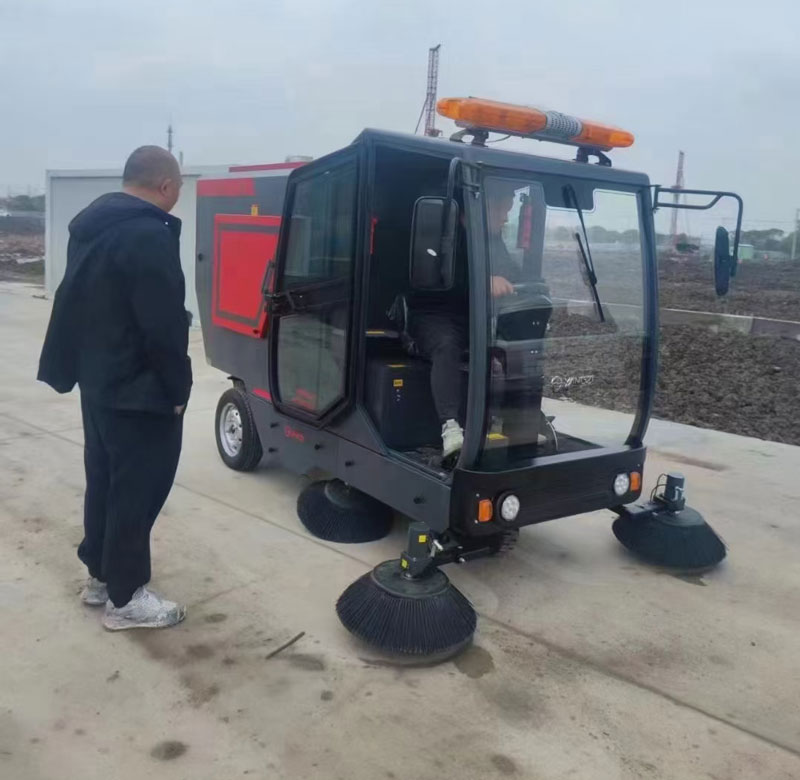 車(chē)間清潔掃地車(chē)的工作效率怎么樣?能續(xù)航多久? 車(chē)間清潔掃地車(chē)的工作效率怎么樣?能續(xù)航多久?