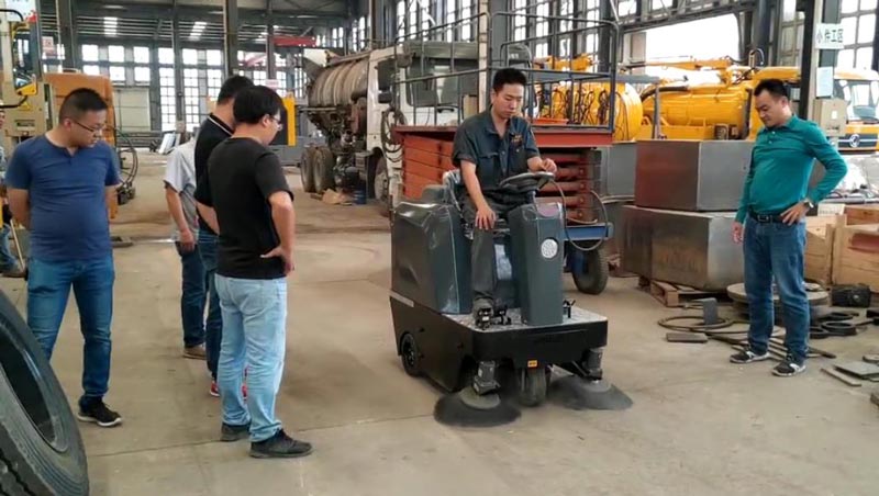 哪些方面可以判斷小型掃地車(chē)哪個(gè)好 哪些方面可以判斷小型掃地車(chē)哪個(gè)好